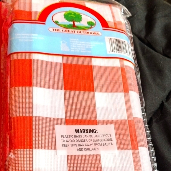 𝅺GREAT outdoor red checkered plastic table cloth w/ clips - Picture 2 of 5